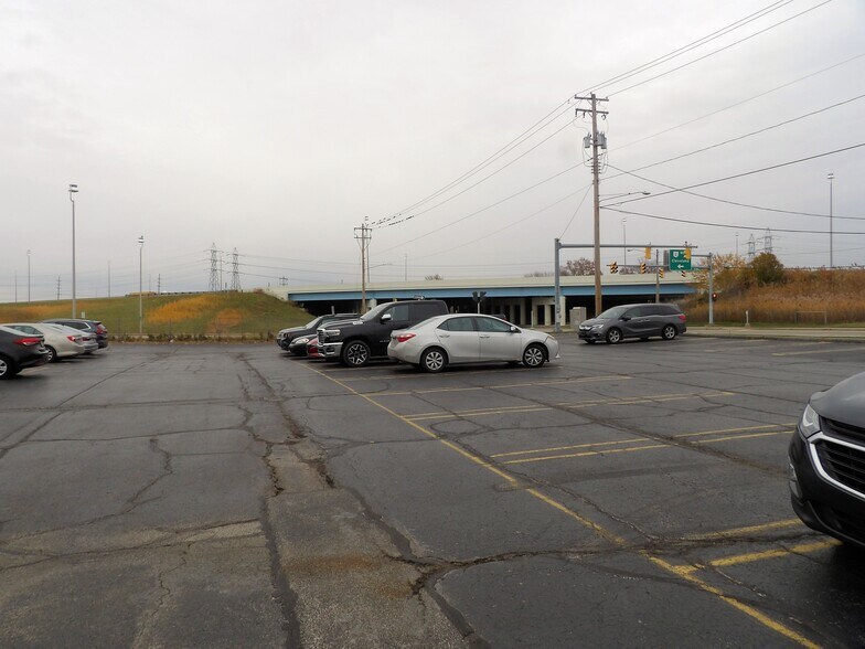 36615 Vine St, Willoughby, OH à louer - Photo de l’immeuble – Image 2 sur 17