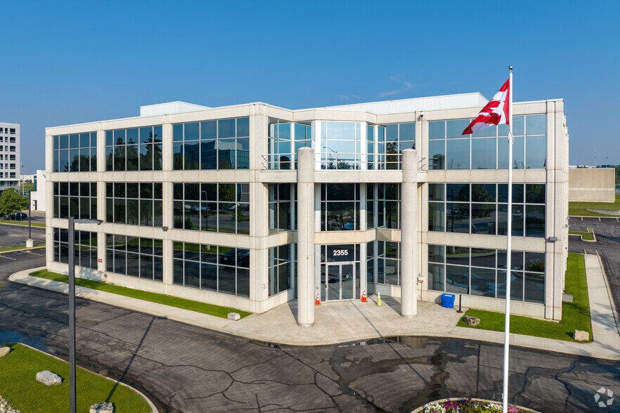 2355 Skymark Ave, Mississauga, ON à louer - Photo de l’immeuble – Image 2 sur 6