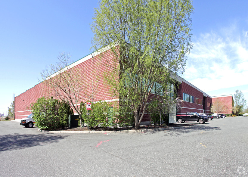 801 Penhorn Ave, Secaucus, NJ à louer - Photo de l’immeuble – Image 2 sur 6