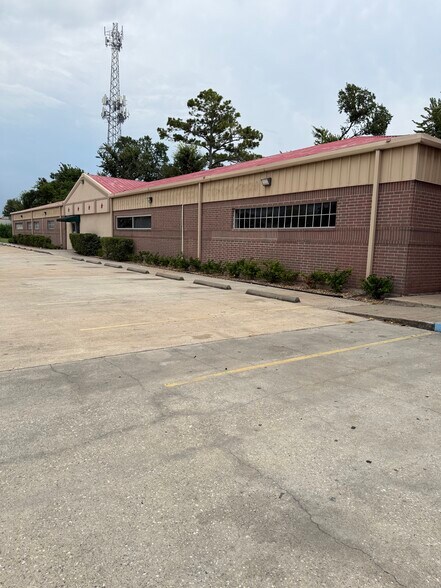 2910 Antoine Dr, Houston, TX à louer - Photo de l’immeuble – Image 3 sur 13