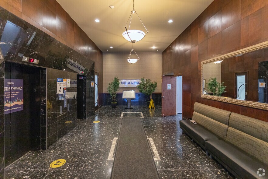 1755 W Broadway, Vancouver, BC à louer - Hall d’entrée – Image 3 sur 8