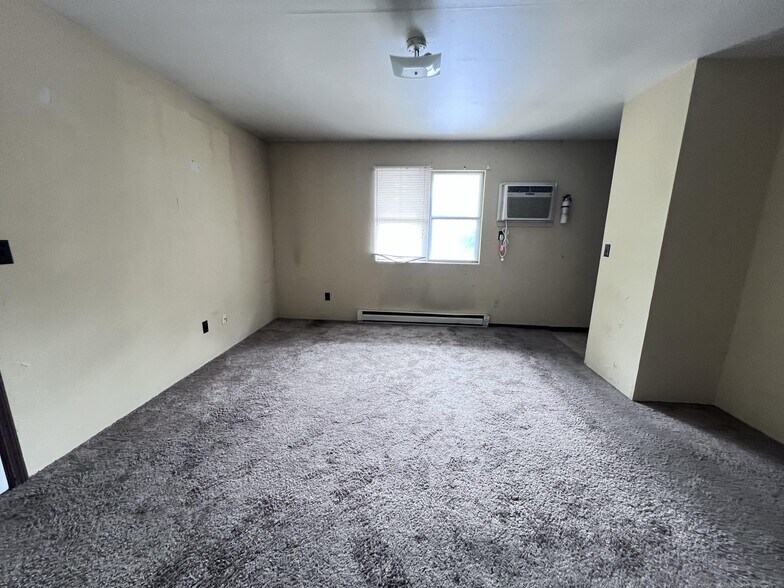 516 S Poplar St, Carbondale, IL à vendre - Photo intérieure – Image 3 sur 9