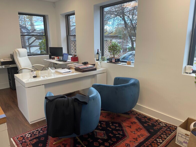 19 Orchard St, Manhasset, NY à louer - Photo de l’immeuble – Image 2 sur 13