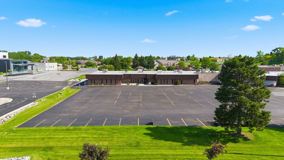 2235 Dubois Dr, Warsaw, IN à vendre - Photo de l’immeuble – Image 2 sur 18