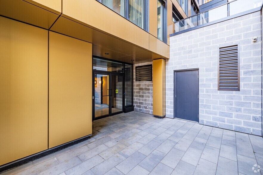 975 Rue Clark, Montréal, QC à louer - Photo de l’immeuble – Image 2 sur 3