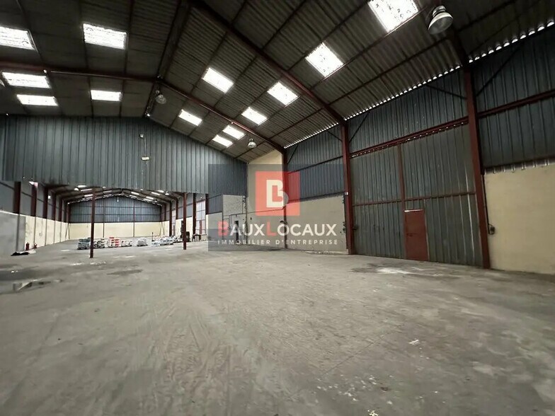 Local d’activités dans Mollégès à louer - Photo de l’immeuble – Image 3 sur 11