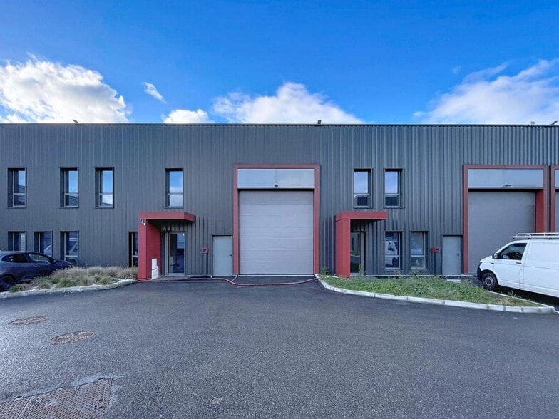 6 Rue D'Arsonval, Chassieu à louer - Photo de l’immeuble – Image 2 sur 10