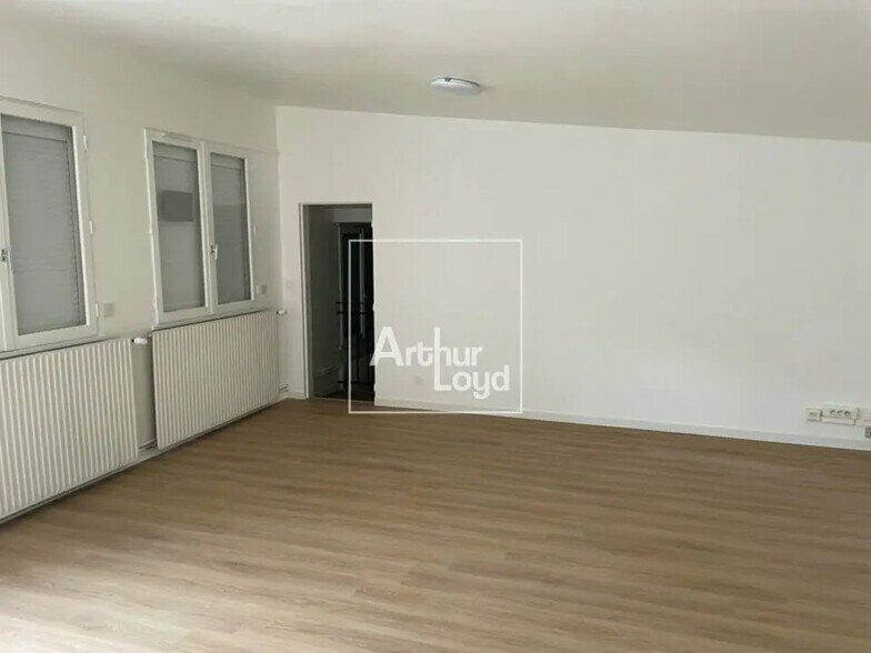 Bureau dans Melun à vendre - Photo de l’immeuble – Image 1 sur 3