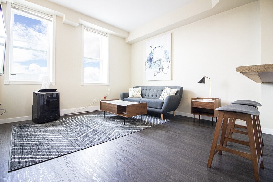 300 Taché Av, Winnipeg, MB à louer - Photo de l’immeuble – Image 2 sur 29