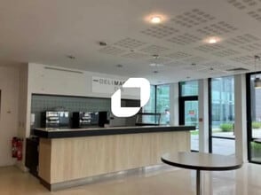 Bureau dans Montigny-le-Bretonneux à louer Hall d’entrée– Image 2 sur 2