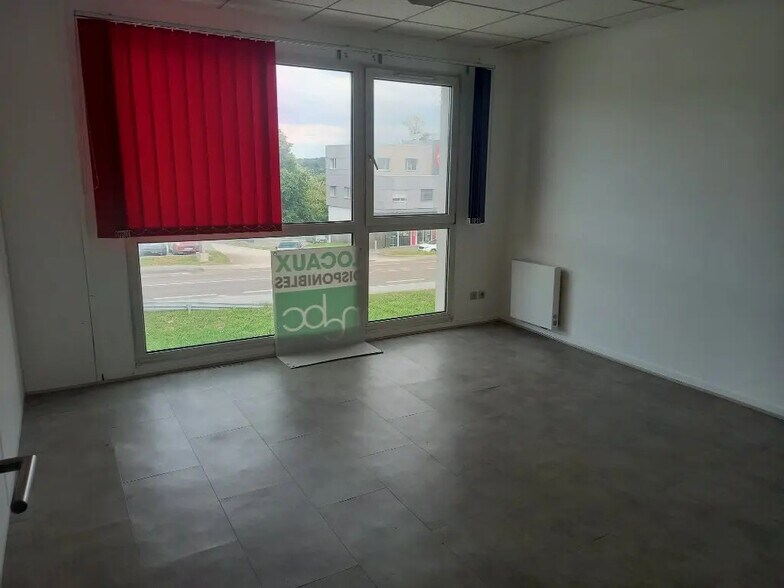 Bureau dans École-Valentin à louer - Photo de l’immeuble – Image 2 sur 4