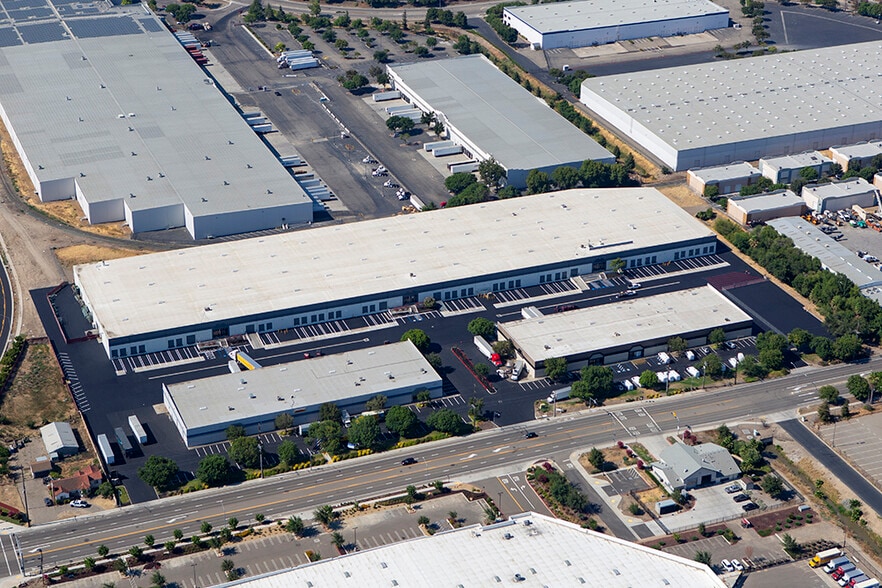 1050 E Grant Line Rd, Tracy, CA à louer - Aérien – Image 1 sur 20