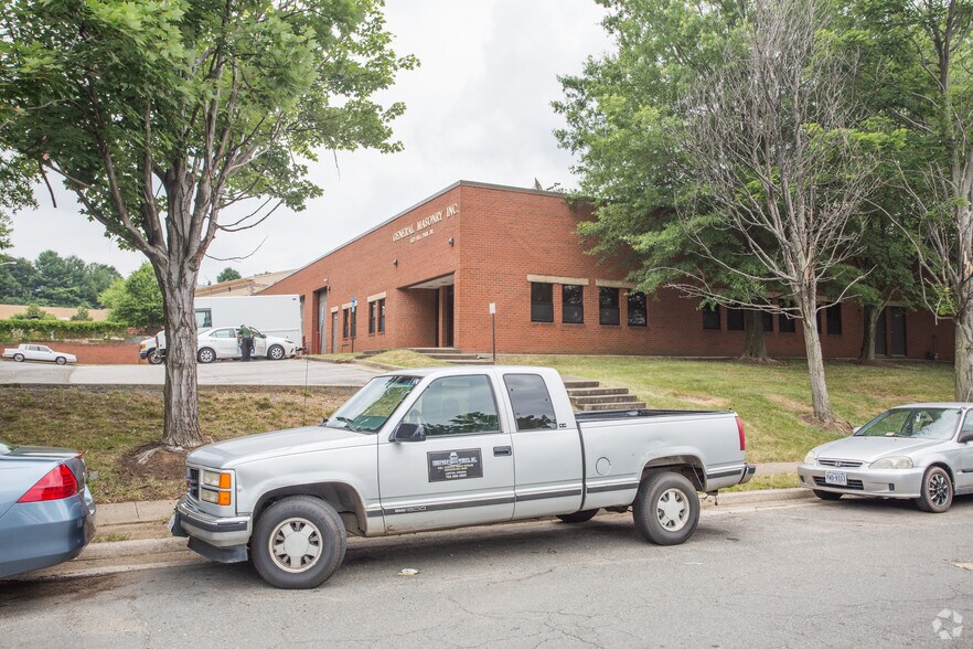 6825 Hill Park Dr, Lorton, VA à louer - Photo de l’immeuble – Image 3 sur 9