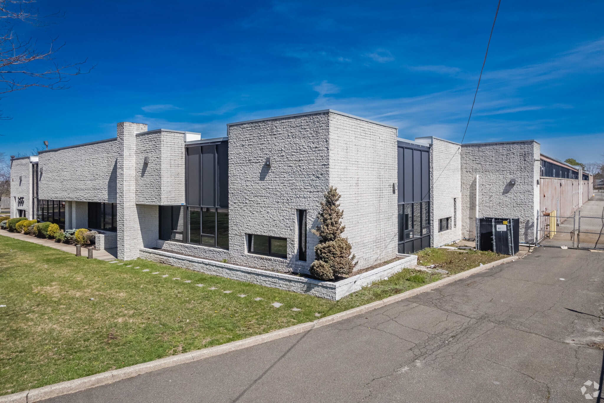 355 Crooked Hill Rd, Brentwood, NY à vendre Photo principale– Image 1 sur 8