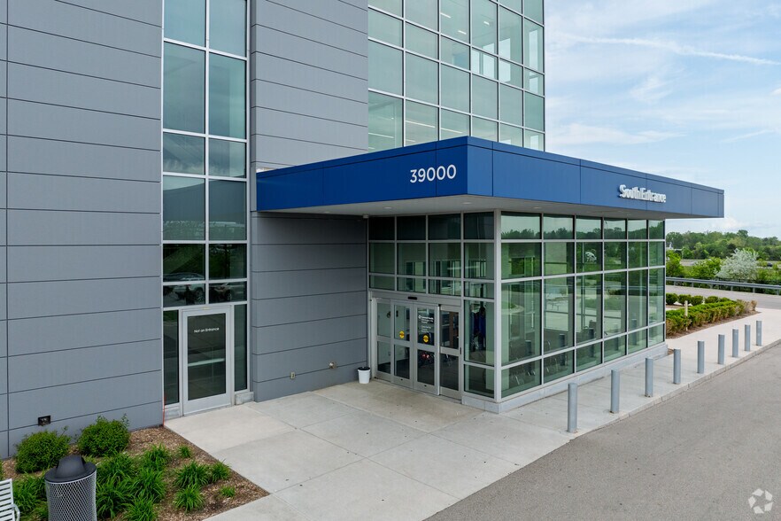 39000 W Seven Mile Rd, Livonia, MI à louer - Photo de l’immeuble – Image 3 sur 8