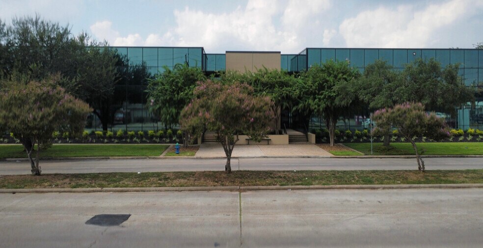 1880 S Dairy Ashford Rd, Houston, TX à louer - Photo de l’immeuble – Image 3 sur 14