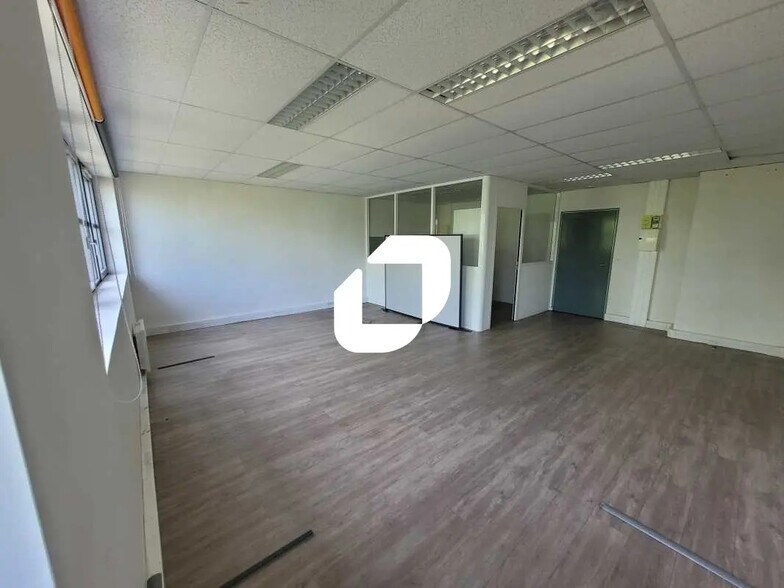Bureau dans Poissy à louer - Photo de l’immeuble – Image 1 sur 20