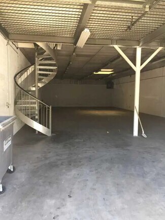 Plus de détails pour Local d'activités à louer