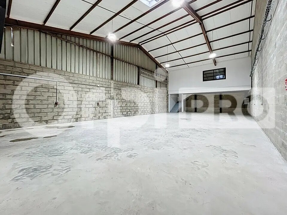 Industriel/Logistique dans Rochy-Condé à louer Photo de l’immeuble– Image 1 sur 4