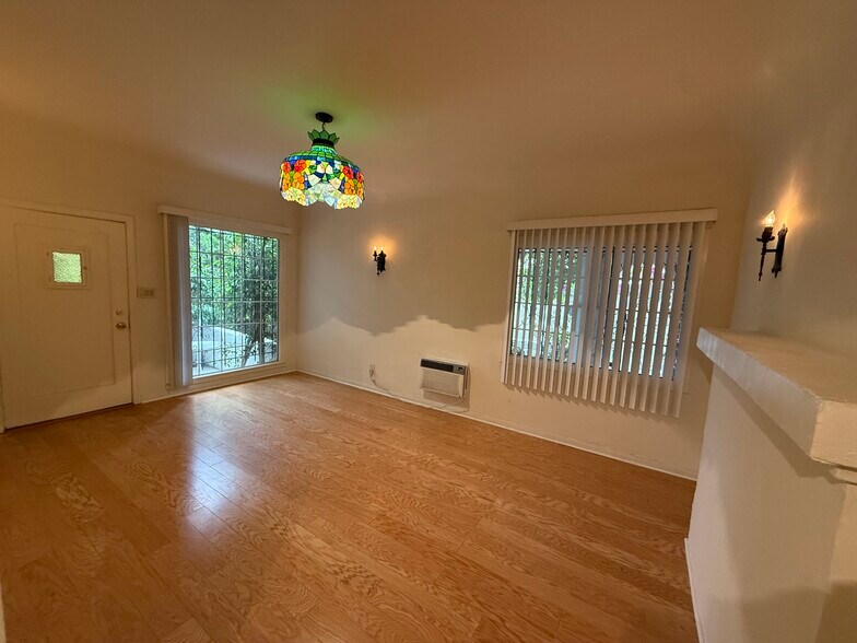 5735 Camerford Ave, Los Angeles, CA à vendre - Photo de l’immeuble – Image 2 sur 5