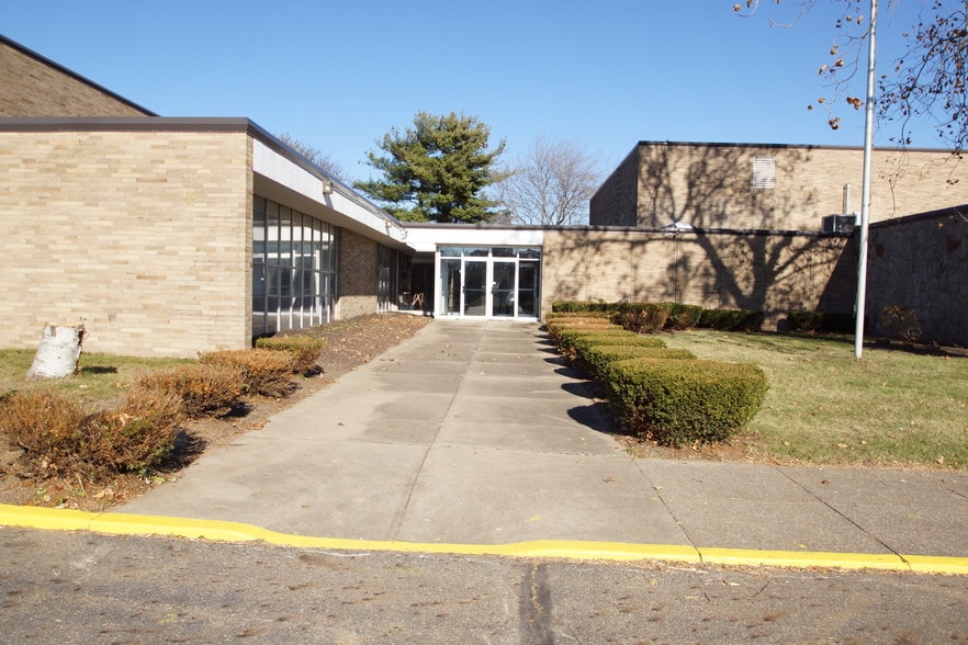 2631 Harvard Ave NW, Canton, OH à louer - Photo de l’immeuble – Image 1 sur 18