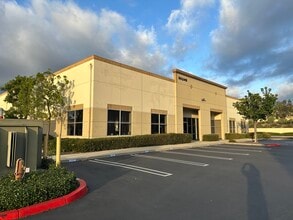 30346 Esperanza, Rancho Santa Margarita, CA à louer Photo de l’immeuble– Image 2 sur 7