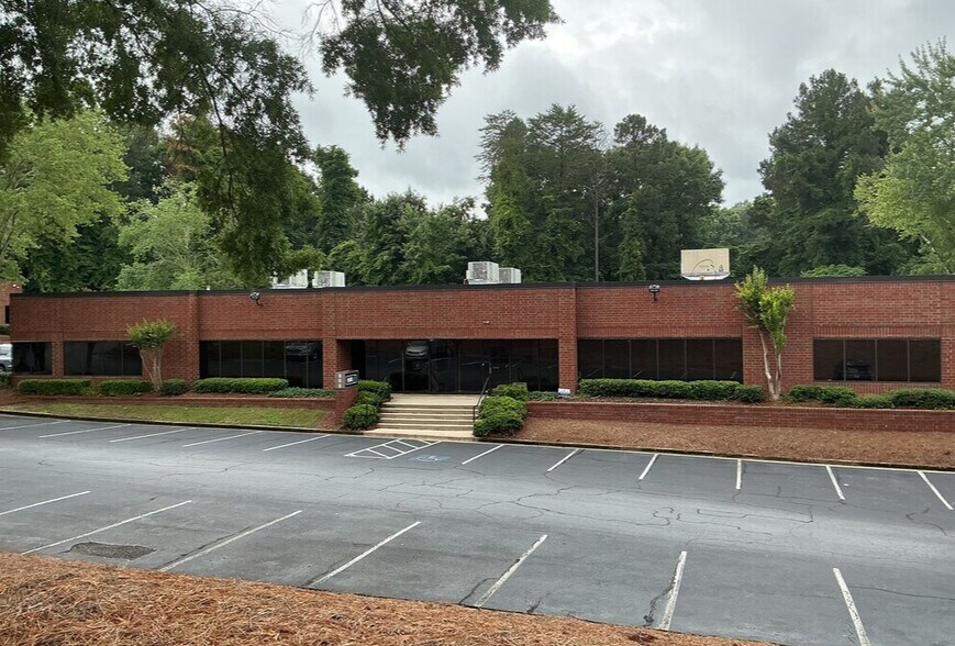 8215 Roswell Rd, Atlanta, GA à vendre - Photo de l’immeuble – Image 1 sur 9