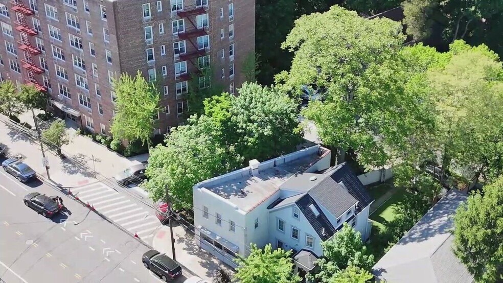 5731 Mosholu Ave, Bronx, NY à vendre - Vidéo sur l’annonce professionnelle – Image 2 sur 15