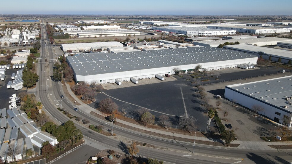 2020 N MacArthur Dr, Tracy, CA à louer - Photo de l’immeuble – Image 3 sur 4