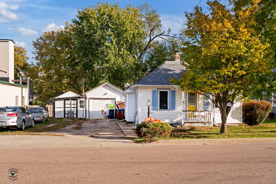 211 S Railroad St, Montgomery, IL à vendre - Photo principale – Image 1 sur 1