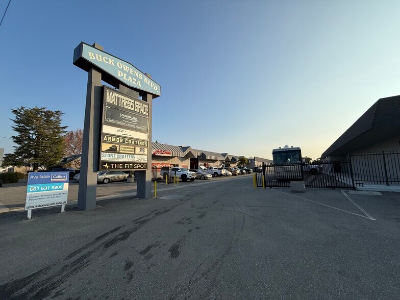 3624 Buck Owens Blvd, Bakersfield, CA à louer - Photo de l’immeuble – Image 3 sur 10