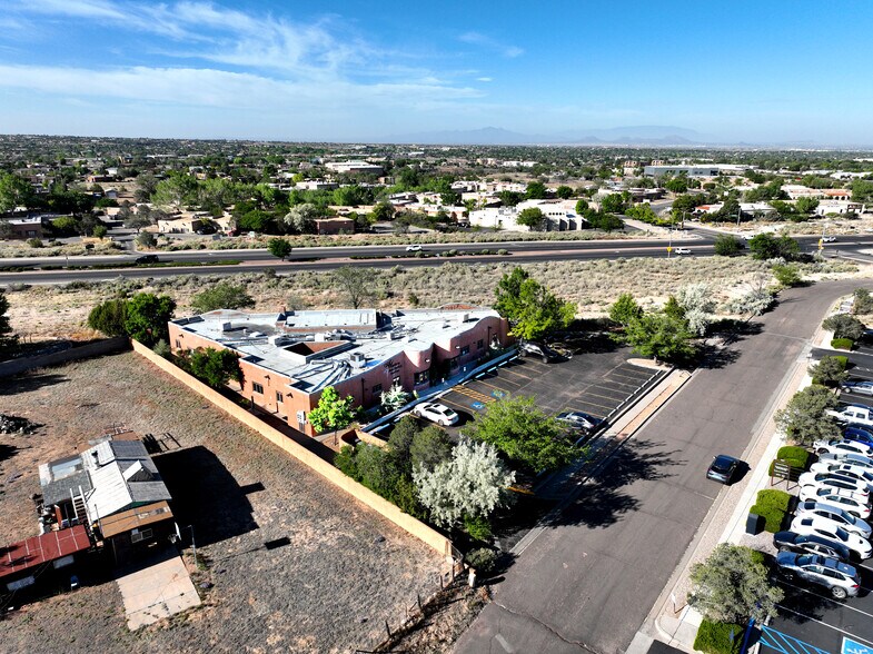 546 Harkle Rd, Santa Fe, NM à louer - Photo de l’immeuble – Image 2 sur 3