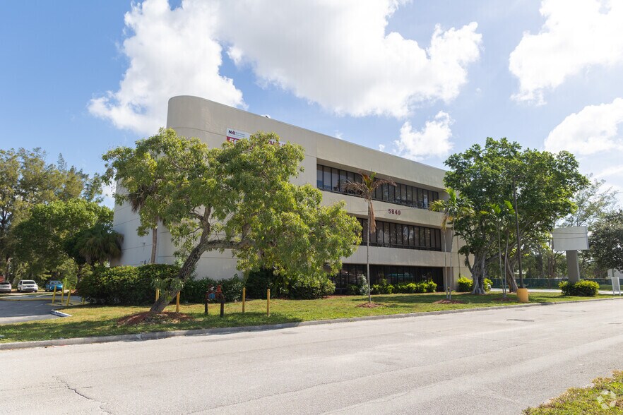 5849 Okeechobee Blvd, West Palm Beach, FL à louer - Photo principale – Image 1 sur 5