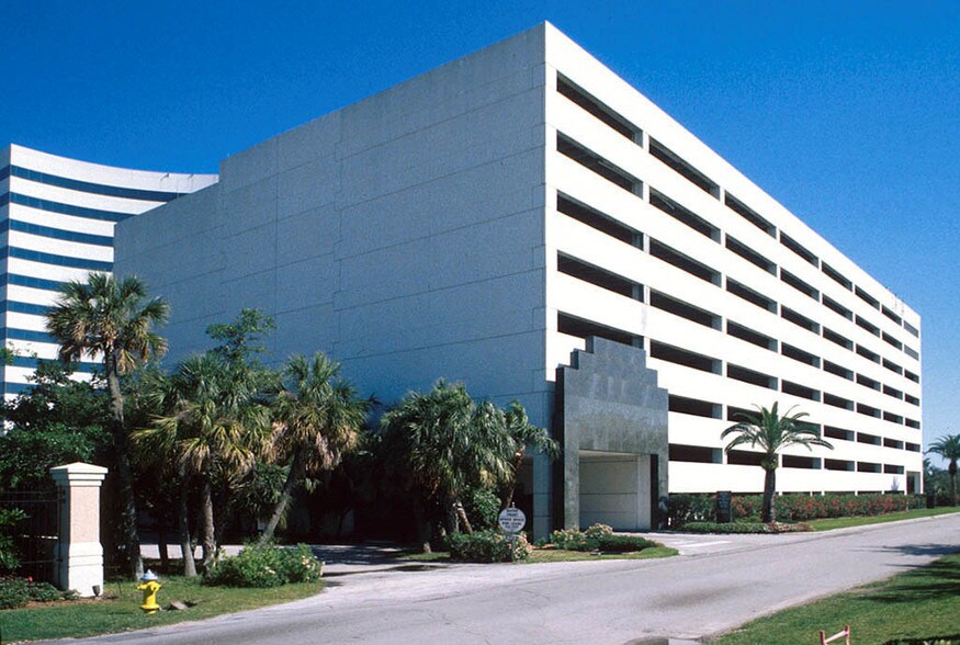 2701 N Rocky Point Dr, Tampa, FL à louer - Photo de l’immeuble – Image 3 sur 32