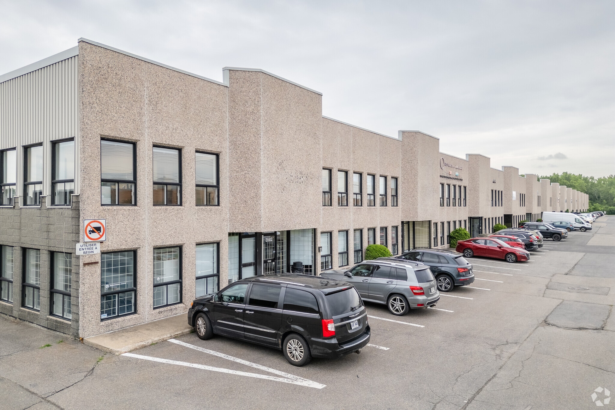 3580-3680 Boul Poirier, Montréal, QC à louer Photo principale– Image 1 sur 6