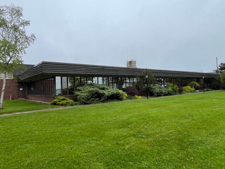 913 Brock Rd, Pickering, ON à louer - Photo de l’immeuble – Image 2 sur 17