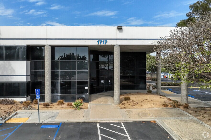 1717 W Collins Ave, Orange, CA à louer - Photo de l’immeuble – Image 3 sur 6