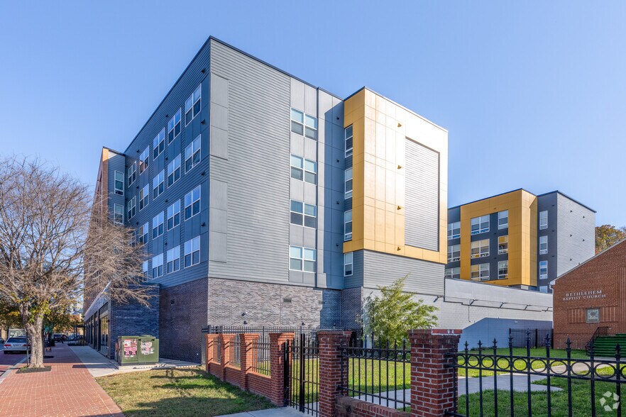 2442 Martin Luther King Ave SE, Washington, DC à louer - Photo de l’immeuble – Image 3 sur 5