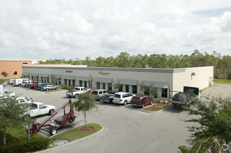 1076 Business Ln, Naples, FL à vendre - Photo de l’immeuble – Image 3 sur 44