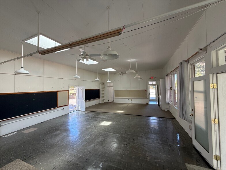 211 Spring Hill Rd, Petaluma, CA à louer - Photo de l’immeuble – Image 2 sur 11