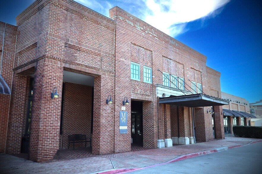 611 S Main St, Grapevine, TX à louer - Photo de l’immeuble – Image 1 sur 16