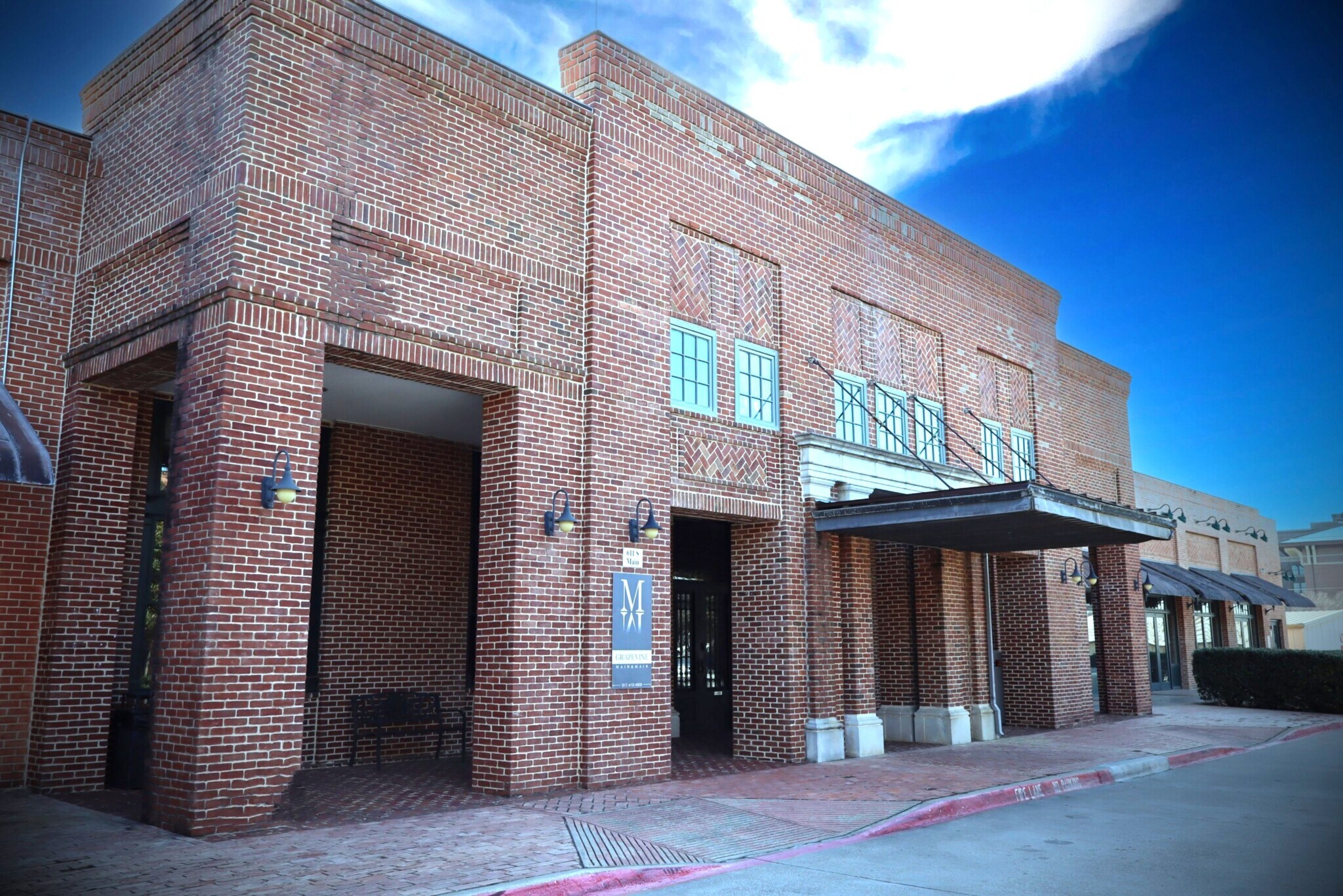 611 S Main St, Grapevine, TX à louer Photo de l’immeuble– Image 1 sur 17