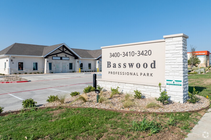 3400-3420 Basswood Blvd, Fort Worth, TX à louer - Photo principale – Image 1 sur 9