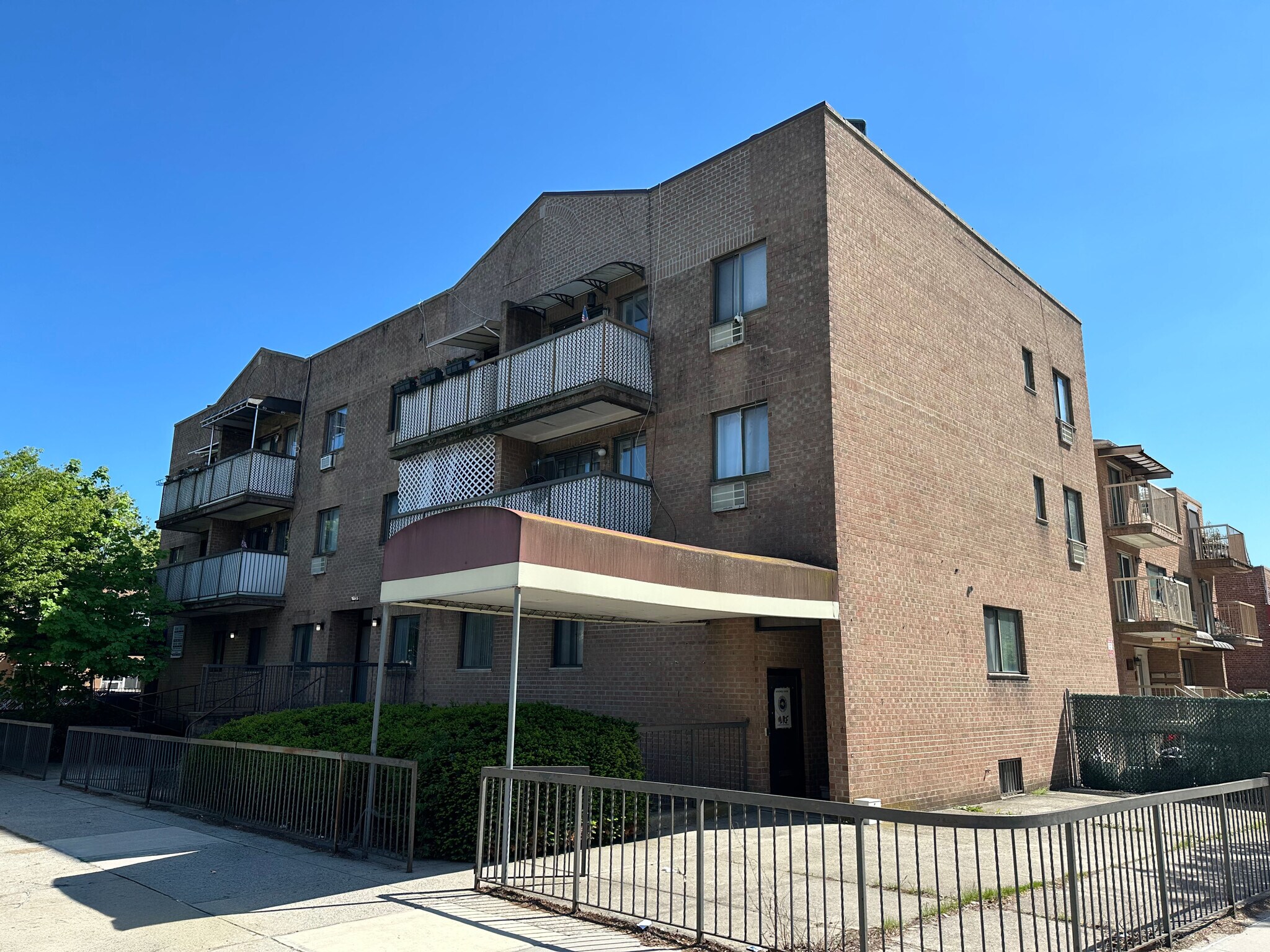 1706 Cropsey Ave, Brooklyn, NY à louer Photo principale– Image 1 sur 5