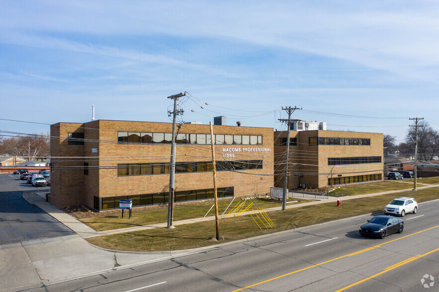 11885 Twelve Mile Rd, Warren, MI à louer - Photo de l’immeuble – Image 3 sur 11