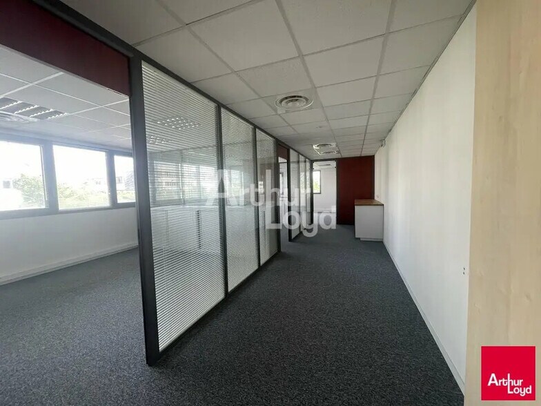 Bureau dans Saint-Grégoire à louer - Photo de l’immeuble – Image 3 sur 5