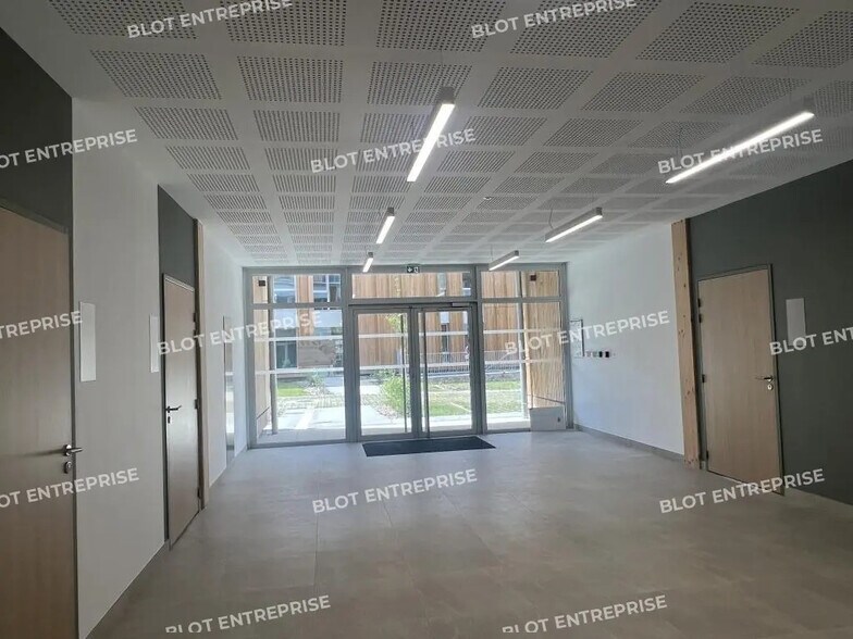 Bureau dans Saint-Jacques-de-la-Lande à louer - Photo de l’immeuble – Image 3 sur 14