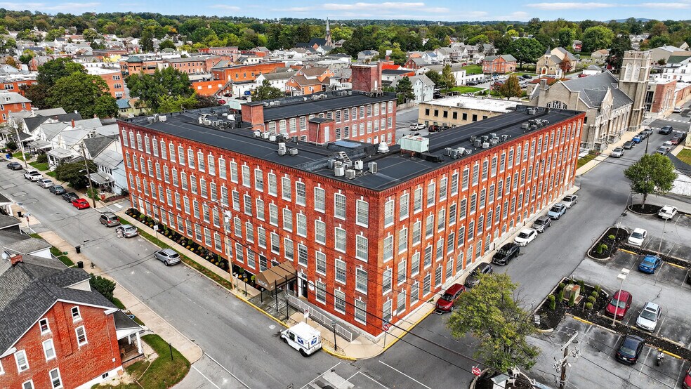 155 S Poplar St, Elizabethtown, PA à vendre - Photo de l’immeuble – Image 2 sur 8