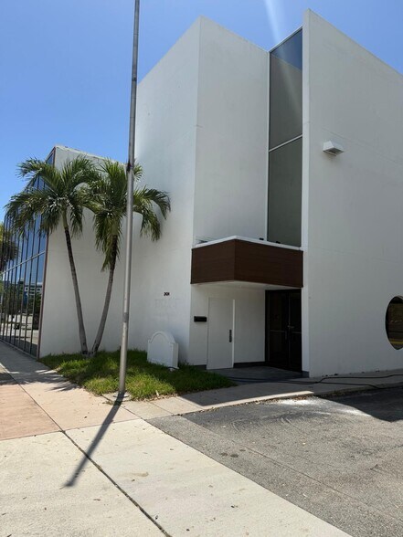 2434 Hollywood Blvd, Hollywood, FL à louer - Photo de l’immeuble – Image 2 sur 8