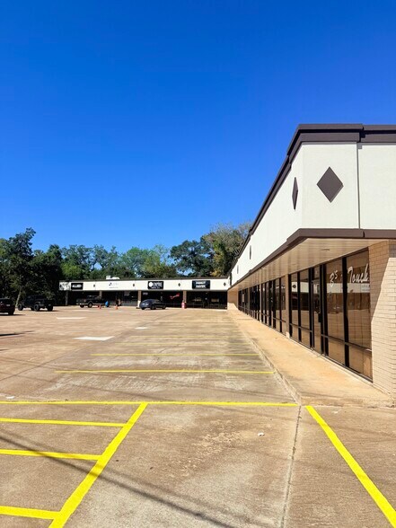 716 W Plantation Dr, Clute, TX à louer - Photo de l’immeuble – Image 2 sur 6